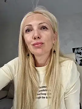 Snapshot of Monna chatting on February 22, 2:19 pm Monna online show from February 22, 2:19 pm
