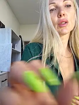 Snapshot of Monna chatting on September 12, 2:06 pm Monna online show from September 12, 2:06 pm