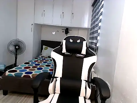 Snapshot of eattmebabyy chatting on November 28, 2:47 am eattmebabyy online show from November 28, 2:47 am