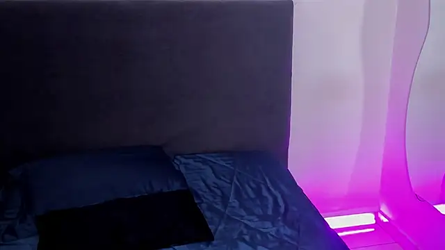 Snapshot of saramikaelson chatting on December 19, 8:16 pm saramikaelson online show from December 19, 8:16 pm