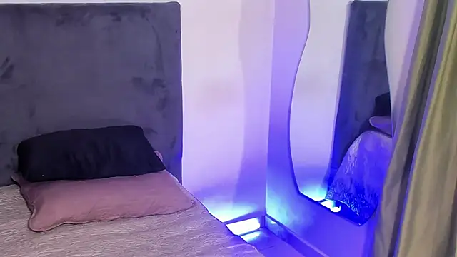 Snapshot of saramikaelson chatting on January 13, 3:34 am saramikaelson online show from January 13, 3:34 am