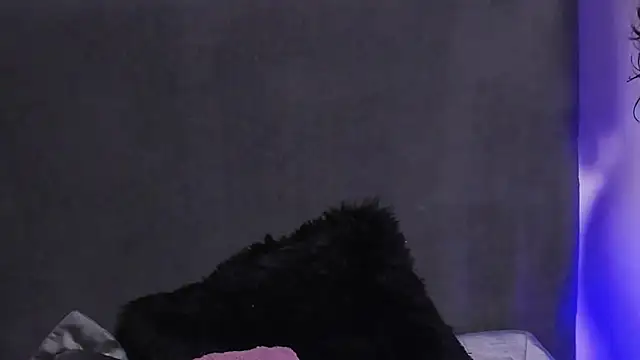 Snapshot of saramikaelson chatting on March 6, 12:07 am saramikaelson online show from March 6, 12:07 am