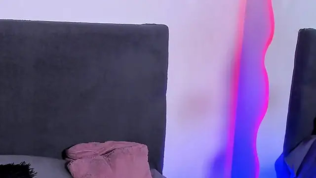 Snapshot of saramikaelson chatting on May 22, 10:04 pm saramikaelson online show from May 22, 10:04 pm