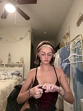 Snapshot of imtessaxoxo chatting on November 6, 3:40 am imtessaxoxo online show from November 6, 3:40 am