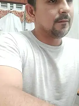 Snapshot of Bradd_32 chatting on January 9, 5:32 am Bradd 32 online show from January 9, 5:32 am