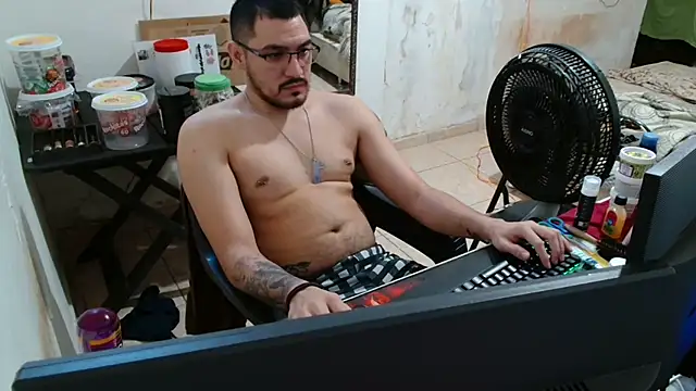 Snapshot of Leonino231 chatting on November 7, 4:18 pm Leonino231 online show from November 7, 4:18 pm