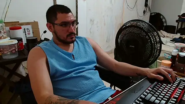 Snapshot of Leonino231 chatting on November 17, 1:00 am Leonino231 online show from November 17, 1:00 am