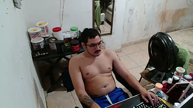 Snapshot of Leonino231 chatting on December 18, 4:18 am Leonino231 online show from December 18, 4:18 am