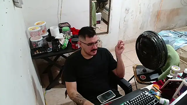 Snapshot of Leonino231 chatting on December 20, 2:40 am Leonino231 online show from December 20, 2:40 am