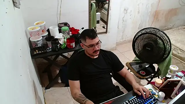 Snapshot of Leonino231 chatting on December 20, 10:17 pm Leonino231 online show from December 20, 10:17 pm