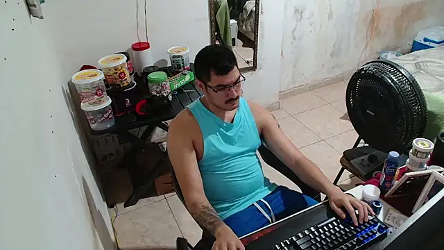 Snapshot of Leonino231 chatting on January 12, 1:44 am Leonino231 online show from January 12, 1:44 am