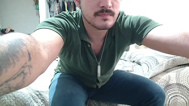 Snapshot of Leonino231 chatting on February 10, 10:58 pm Leonino231 online show from February 10, 10:58 pm