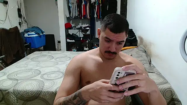 Snapshot of Leonino231 chatting on February 15, 10:28 pm Leonino231 online show from February 15, 10:28 pm