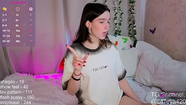 Snapshot of little_Teya chatting on September 30, 9:47 am little Teya online show from September 30, 9:47 am