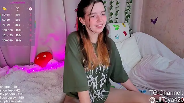 Snapshot of little_Teya chatting on October 4, 6:28 pm little Teya online show from October 4, 6:28 pm