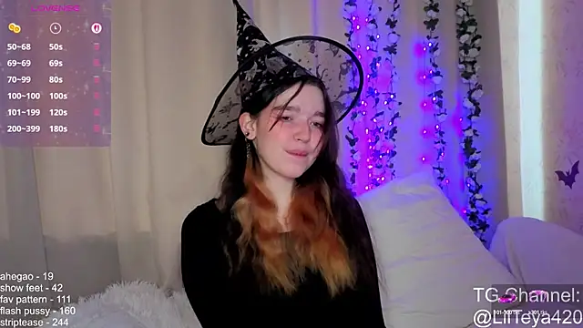 Snapshot of little_Teya chatting on October 14, 9:54 am little Teya online show from October 14, 9:54 am