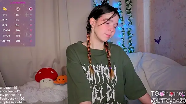 Snapshot of little_Teya chatting on October 16, 11:11 am little Teya online show from October 16, 11:11 am