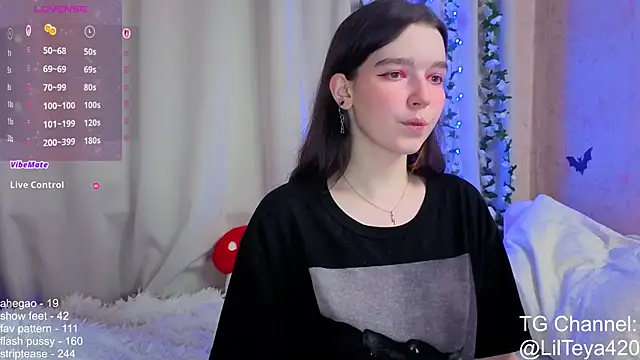 Snapshot of little_Teya chatting on October 24, 7:21 pm little Teya online show from October 24, 7:21 pm