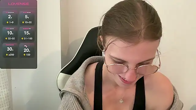 Snapshot of BustyKellyXXX chatting on November 6, 11:00 am BustyKellyXXX online show from November 6, 11:00 am