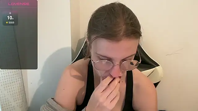 Snapshot of BustyKellyXXX chatting on December 1, 10:09 am BustyKellyXXX online show from December 1, 10:09 am