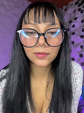 Snapshot of Maddy_w chatting on April 1, 3:40 am Maddy w online show from April 1, 3:40 am