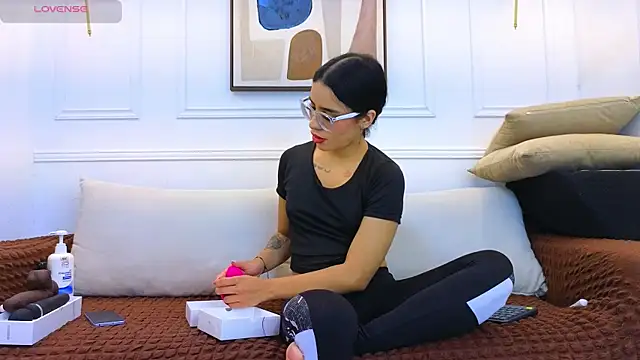 Rachel Donnelly online show from March 31, 1:07 am