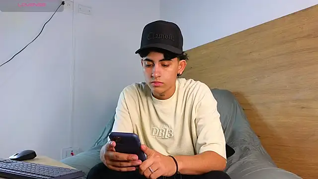 Snapshot of Stiven_Benet_ chatting on September 20, 3:57 pm Stiven Benet  online show from September 20, 3:57 pm