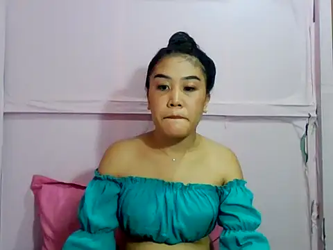 Snapshot of YourWildestDoll chatting on April 21, 2:51 am YourWildestDoll online show from April 21, 2:51 am