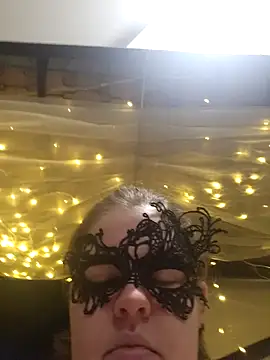 Snapshot of VeiledMuse chatting on November 19, 2:22 am VeiledMuse online show from November 19, 2:22 am