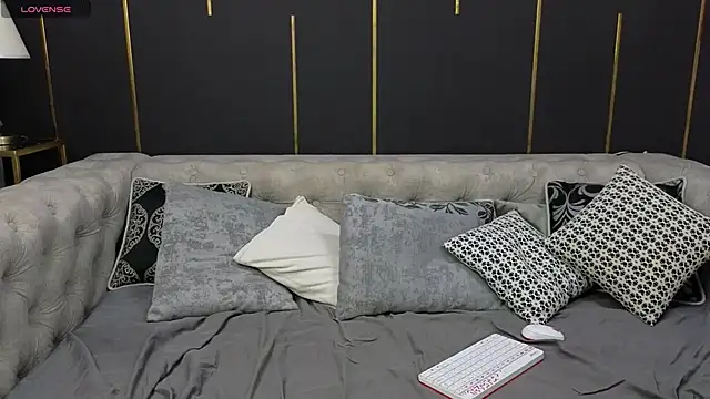 Holypinkie online show from October 31, 2:01 am