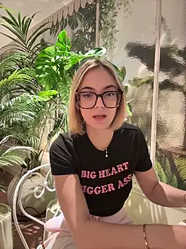 Snapshot of zoeypink chatting on February 12, 7:36 am zoeypink online show from February 12, 7:36 am