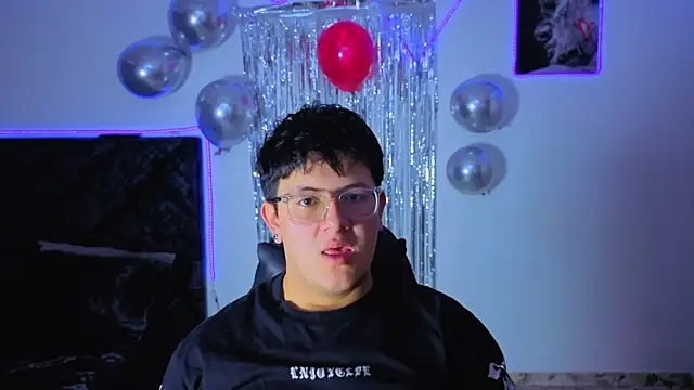 Snapshot of Ryan_Doretti chatting on November 17, 12:00 pm Ryan Doretti online show from November 17, 12:00 pm