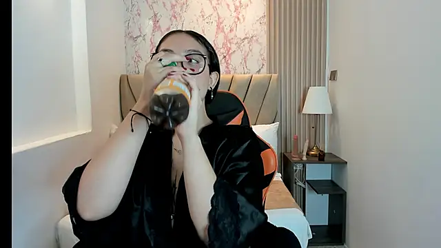 Yuna  Min online show from September 25, 6:11 pm