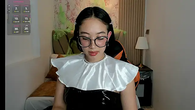 Yuna  Min online show from October 24, 8:27 pm