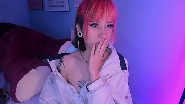 Hannahpage online show from May 20, 12:22 pm