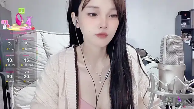 Snapshot of twlilybae chatting on March 5, 10:33 am twlilybae online show from March 5, 10:33 am