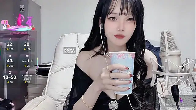 Snapshot of twlilybae chatting on April 1, 11:44 am twlilybae online show from April 1, 11:44 am