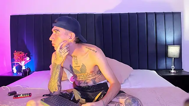 Snapshot of dominik_thompson777 chatting on September 25, 5:11 am dominik thompson777 online show from September 25, 5:11 am