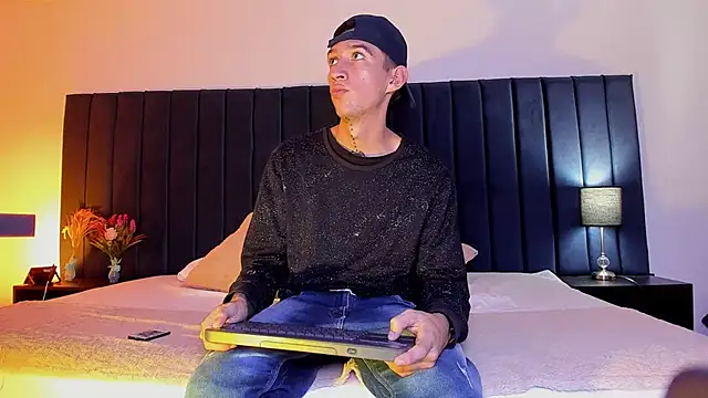 Snapshot of dominik_thompson777 chatting on October 3, 3:58 am dominik thompson777 online show from October 3, 3:58 am