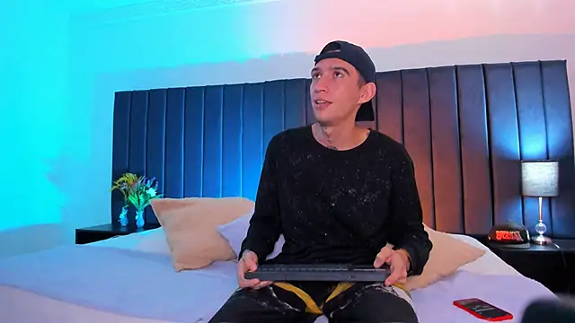 Snapshot of dominik_thompson777 chatting on October 8, 4:32 am dominik thompson777 online show from October 8, 4:32 am