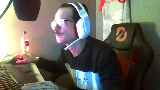 Snapshot of Dikklauss chatting on October 13, 6:19 pm Dikklauss online show from October 13, 6:19 pm