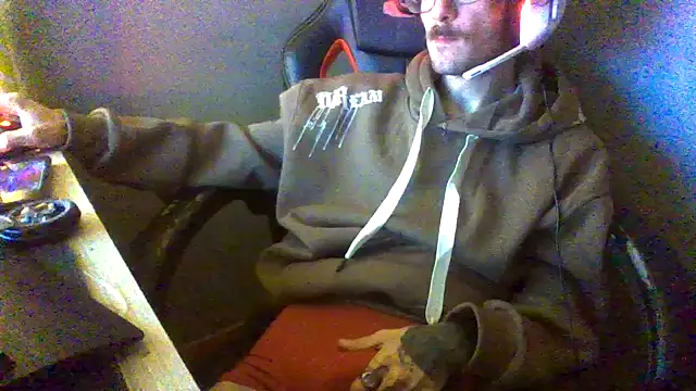 Snapshot of Dikklauss chatting on October 19, 10:32 pm Dikklauss online show from October 19, 10:32 pm
