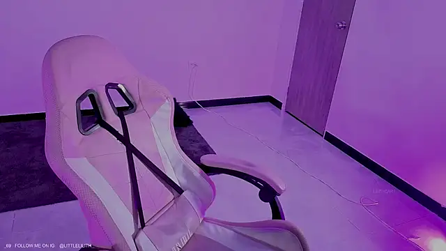 Snapshot of LilithCary chatting on January 6, 8:23 pm LilithCary online show from January 6, 8:23 pm