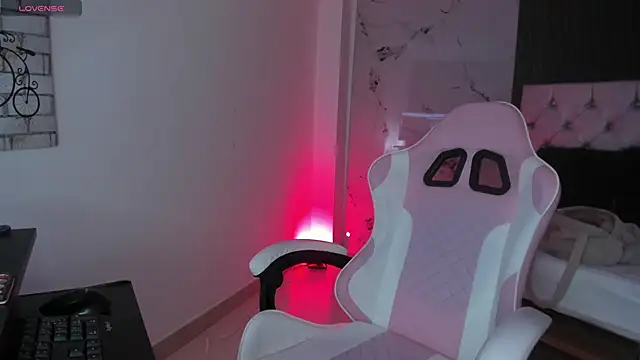 Snapshot of chloesagee chatting on October 6, 10:18 pm chloesagee online show from October 6, 10:18 pm