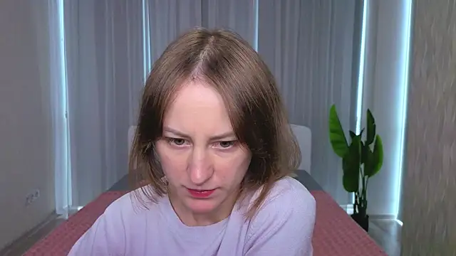 Snapshot of LuluChiiii chatting on October 10, 10:03 am LuluChiiii online show from October 10, 10:03 am