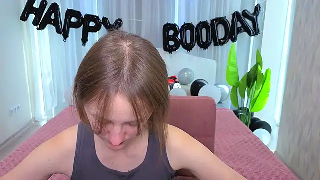 Snapshot of LuluChiiii chatting on October 31, 10:49 am LuluChiiii online show from October 31, 10:49 am