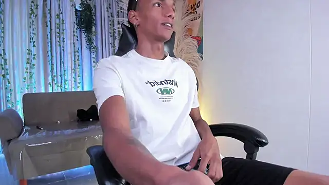 JulienSaint online show from May 15, 11:39 am
