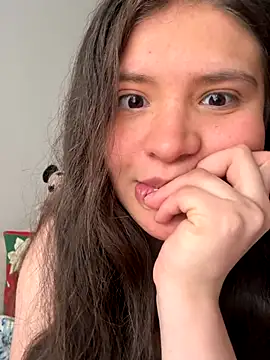 Emilyybennet  online show from November 18, 9:30 pm