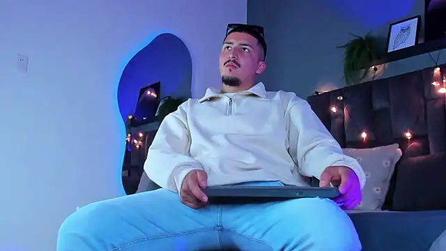 MrFox   online show from February 4, 7:31 pm