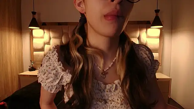 Snapshot of Emilia_Bons chatting on February 23, 2:03 pm Emilia Bons online show from February 23, 2:03 pm